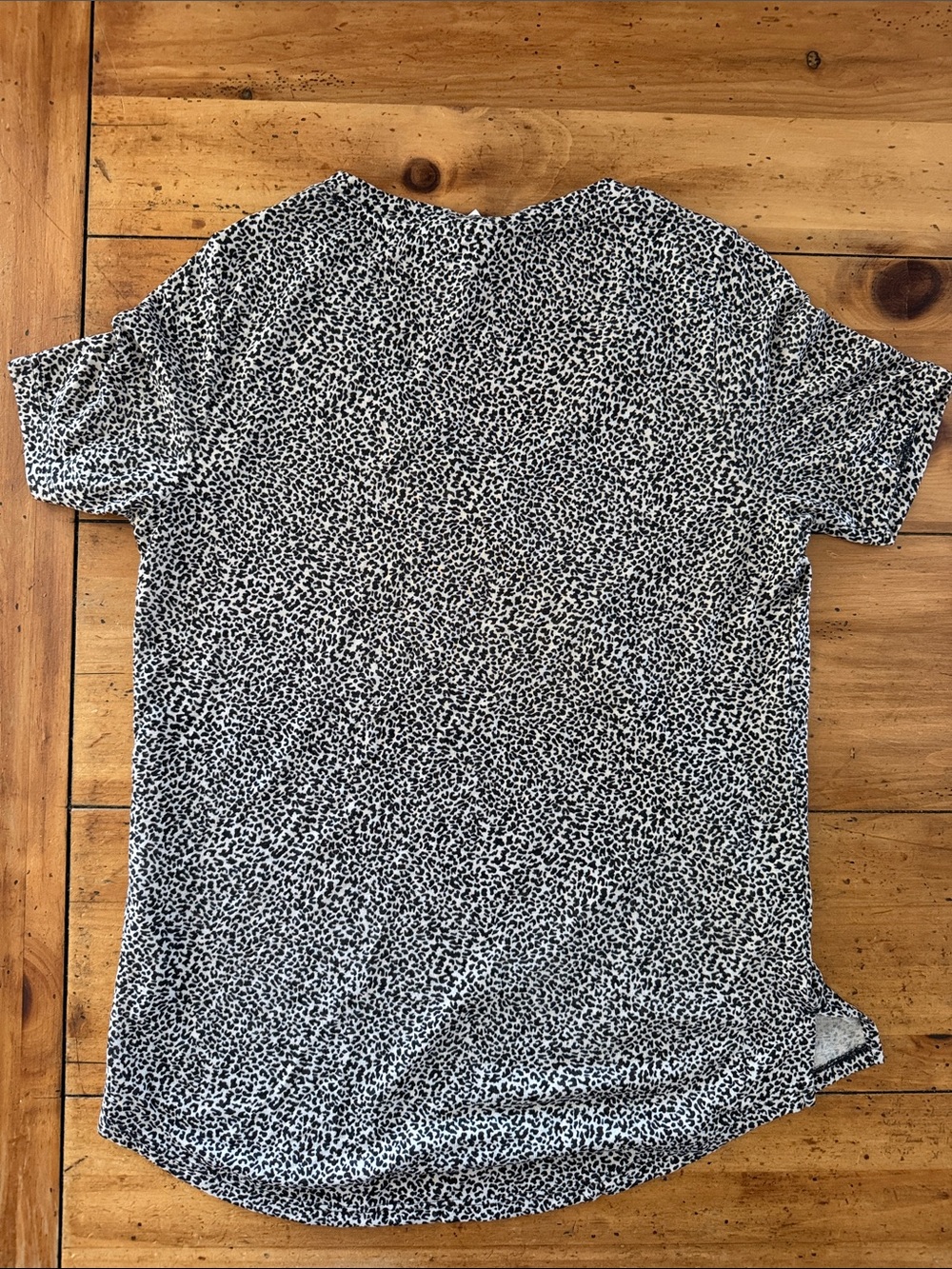 Athleta Breezy Scoop V-neck Tee leopard print size S - Picture 3 of 9
